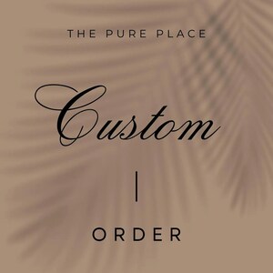 Op de afbeelding: Een beige achtergrond met een schaduw van een palmblad. De tekst "THE PURE PLACE" staat bovenaan. Daaronder, in elegant schrift, staat het woord "Custom", gevolgd door een verticale lijn en vervolgens het woord "ORDER" in een schreefloze letter.