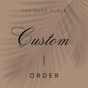 以下が含まれることがあります： ヤシの葉の影のあるベージュ色の背景。上部には「THE PURE PLACE」の文字。その下に、エレガントな筆記体で「Custom」の文字、縦線、そしてサンセリフ体で「ORDER」の文字が続きます。