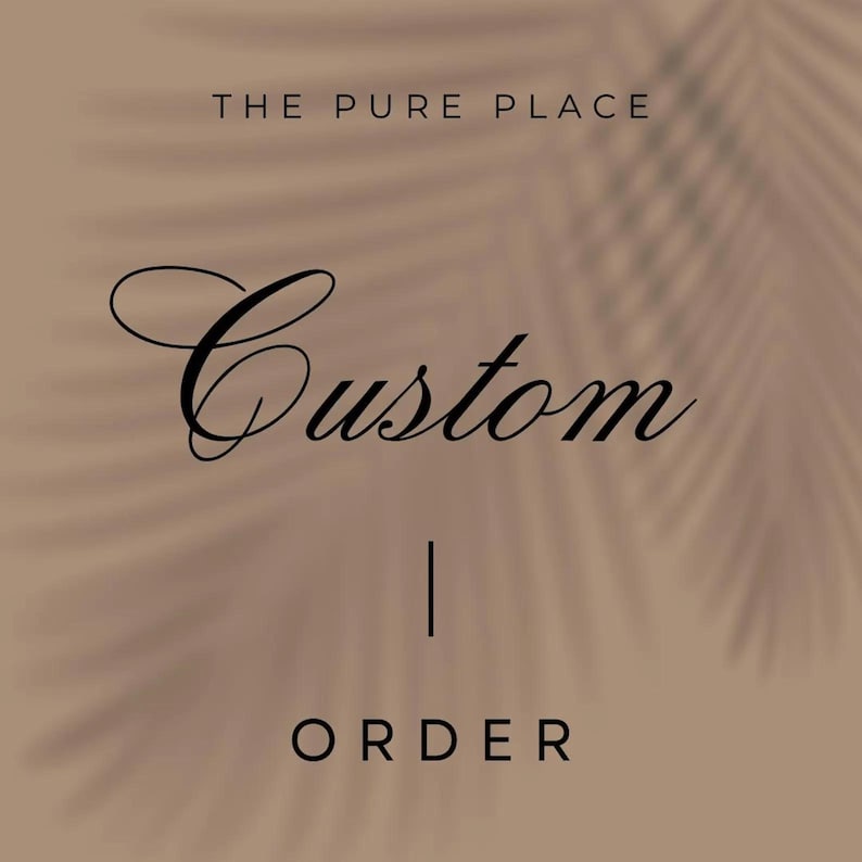 以下が含まれることがあります： ヤシの葉の影のあるベージュ色の背景。上部には「THE PURE PLACE」の文字。その下に、エレガントな筆記体で「Custom」の文字、縦線、そしてサンセリフ体で「ORDER」の文字が続きます。