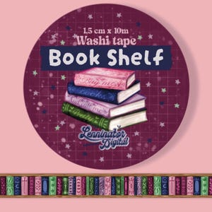 Op de afbeelding: Een rond label voor Washi-tape van 1,5 cm x 10m, met de tekst Book Shelf en Lenninator Digital. Het ontwerp toont een stapel van vier boeken in roze, blauw, paars en groen, met daaronder een strook met de ruggen van boeken.
