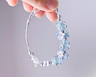 Quartzberry - Pulseira de macramê cinza com três cristais de água-marinha e chakra da garganta e da coroa