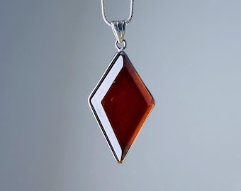 Quartzberry - Colar com Cristal de Granada Vermelha Natural em Formato de Diamante para o Chakra Raiz - Peça Única