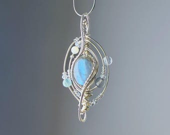 Quartzberry - Colar com pingente em formato de planeta do Sistema Solar feito com cristal de labradorita natural - Peça única