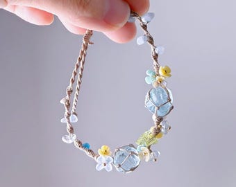 Quartzberry - Pulseira de macramê com duas flores e folhas de cristal, chakra da garganta e da coroa, água-marinha