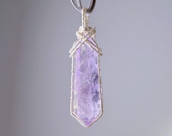 Quartzberry - Colar com Pingente Gigante Envolto em Arame de Cristal de Ametista Roxa Natural - Peça Única