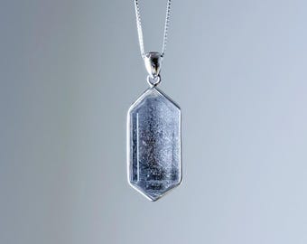 Quartzberry - Colar de cristal de quartzo fantasma azul-acinzentado natural - Único