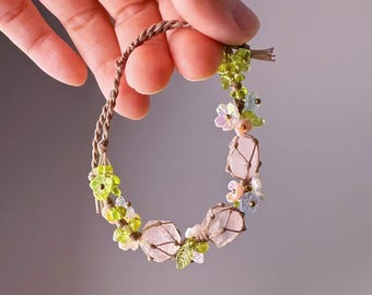 Quartzberry - Pulseira de macramê feita à mão com quartzo rosa e peridoto para chakra cardíaco