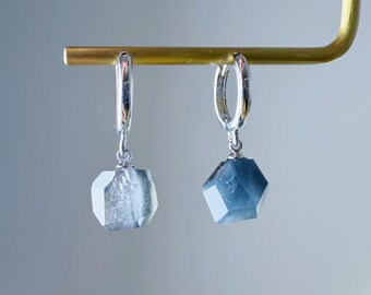 Quartzberry - Brincos de argola com cristal de quartzo rutilado azul marinho natural - Peça única