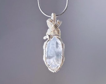 Quartzberry - Colar com fio enrolado em cristal de quartzo rutilo azul claro natural - Único