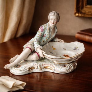 Centro de mesa antiguo y raro de porcelana japonesa estilo Meissen: figura con plato incorporado.