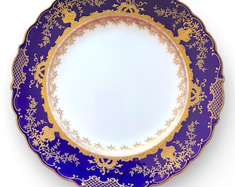 Plato llano antiguo de Coalport, azul cobalto con borde festoneado bañado en oro de 22 quilates, porcelana fina.