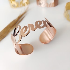 Personalisiertes Namensarmband-Armband: Gravierte breite Stabmanschette, verstellbare Goldsilber-Roségold