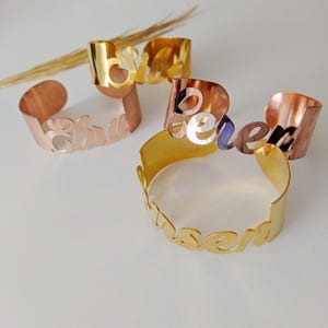 Personalisiertes Namensarmband-Armband: Gravierte breite Stabmanschette, verstellbare Goldsilber-Roségold