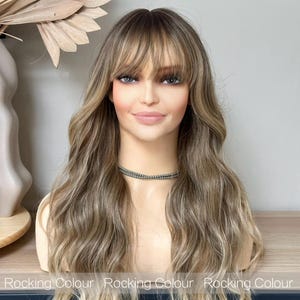 アッシュブラウンのバレイヤージュウィッグ、ブロンドのハイライトと前髪付き、26インチのウェーブオンブレ人工毛、無料ウィッグキャップ付き