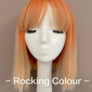 Peruka typu ombre bob w odcieniach pomarańczu i pastelowego różu o długości 12 cali z grzywką i BEZPŁATNĄ czepkiem peruki – stylowe syntetyczne włosy do cosplayu i codziennego noszenia