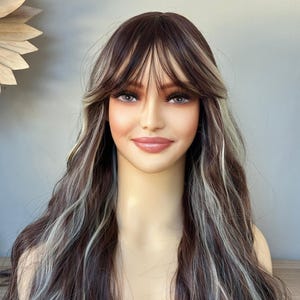 ブラウンにシルバーのハイライトが入ったロングウェーブウィッグ（前髪付き） - 26インチの合成フリンジヘア（女性用）、ナチュラルな見た目、軽量でスタイリッシュ