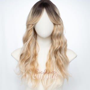 Lange gewellte Ombre-Perücke mit Pony | 24-Zoll-dunkle Wurzel zu Ash Blonde Kunsthaar