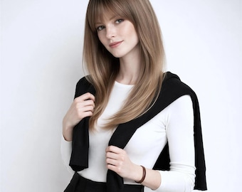 Peruca lisa em camadas de 56 cm com franja | Cabelo sintético com ombré da raiz escura ao loiro médio