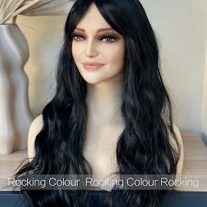 女性用前髪付きロングウェーブブラック人工毛ウィッグ - 24インチのブラックウェーブヘアと無料ウィッグキャップ付き