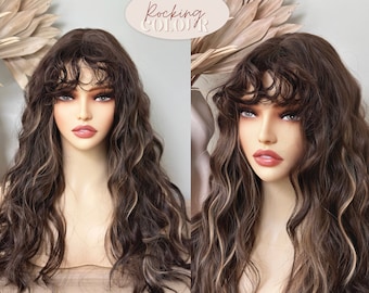 22'' mittellange, kühle braune Highlight-Perücke mit Pony – Perücke im Stil von Brown Curly Bangs