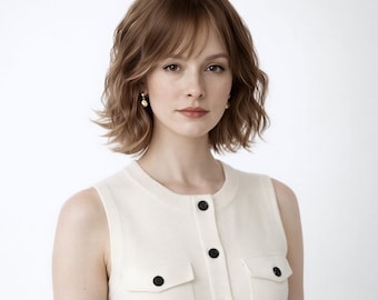 Perruque carrée ondulée brun caramel de 30 cm (12 po.) | Cheveux synthétiques courts avec des reflets blonds Aspect naturel