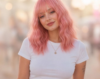 Peruca Bob Ondulada Rosa com Franja | Cabelo Sintético Rosa Pastel de 35 cm (14 Polegadas) na Altura dos Ombros