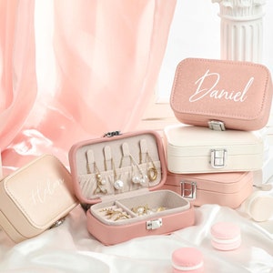 Organizzatore di gioielli con nome personalizzato, portagioielli da viaggio in pelle, portagioielli personalizzato, regalo per damigella d'onore, regali per lei, regali di anniversario