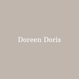 Op de afbeelding: De tekst "Doreen Doris" in witte letters op een effen, gedempte taupe achtergrond. Het ontwerp is eenvoudig en minimalistisch, met de tekst gecentreerd in het beeld.