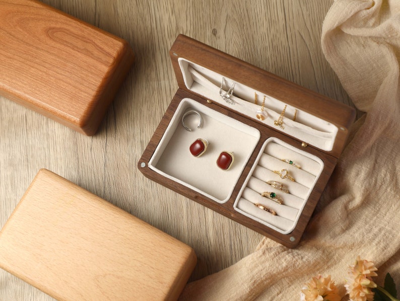 Boîte à bijoux en bois personnalisée, boîte à bijoux en bois personnalisée avec miroir, boîte de rangement de collier danneau, porte-bijoux, boîte à bijoux de demoiselle dhonneur image 6
