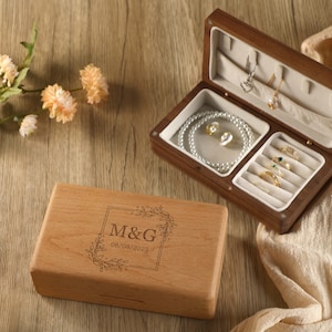 Boîte à bijoux en bois personnalisée, boîte à bijoux en bois personnalisée avec miroir, boîte de rangement de collier danneau, porte-bijoux, boîte à bijoux de demoiselle dhonneur image 1