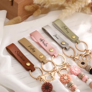 Personalized Daisy Beaded Keyring, Customizable Name Key Chain, Faux Leather Keychain, Flower Girl Gift, Birthday Gift, Back To School Gift