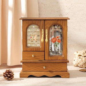 Può includere: Un cartello in legno rustico con la scritta "Welcome to our home" in lettere bianche. Il cartello presenta una finitura invecchiata e un design semplice e invitante, perfetto per l'arredamento dell'ingresso.