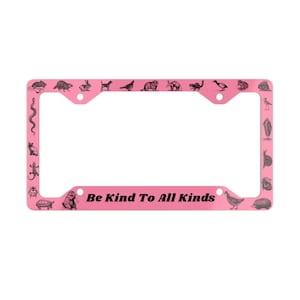 Può includere: Un portatarga rettangolare rosa con un motivo ripetuto di piccole illustrazioni di animali neri lungo il bordo. La parte centrale inferiore del telaio mostra il testo nero "Be Kind To All Kinds" in un carattere sans-serif chiaro.
