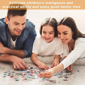 Peut inclure: Une famille de trois personnes, un homme, une femme et une jeune fille, travaillent ensemble sur un puzzle en bois coloré sur le sol. Ils sourient tous et semblent passer un bon moment ensemble.