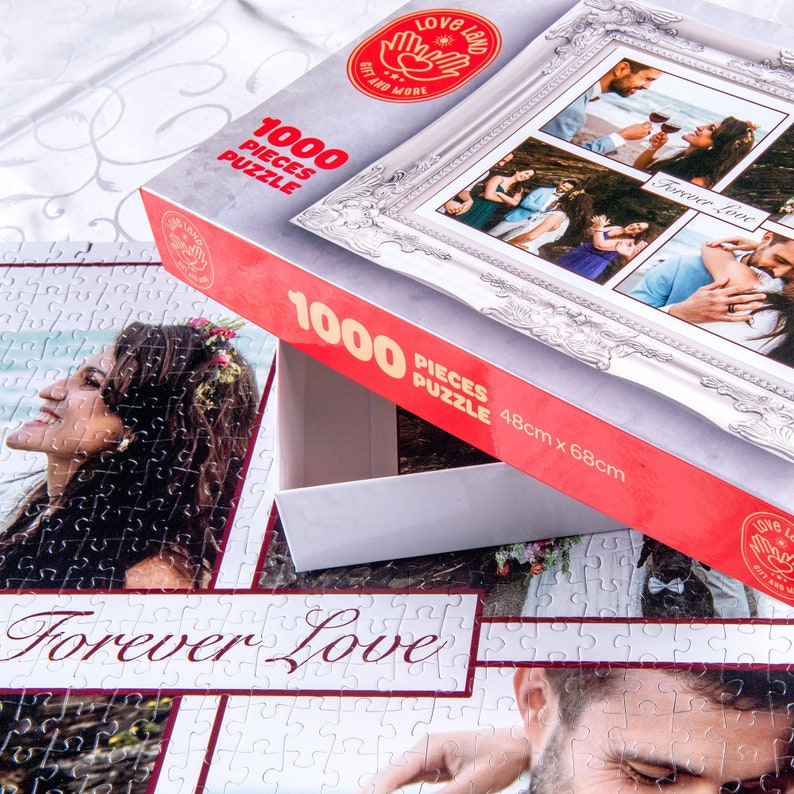 Peut inclure: Un puzzle de 1000 pi&egrave;ces avec une bo&icirc;te rouge, blanche et grise. La bo&icirc;te pr&eacute;sente un cadre argent&eacute; avec des photos d'un couple. Le puzzle est intitul&eacute; "Forever Love" et mesure 48 cm x 68 cm.