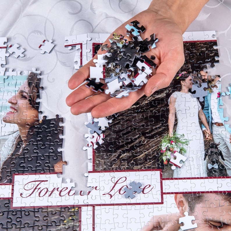 Peut inclure: Un puzzle blanc avec un couple au centre. Le puzzle est partiellement termin&eacute; et les pi&egrave;ces sont &eacute;parpill&eacute;es sur la table. Le puzzle pr&eacute;sente les mots "Forever in Love".