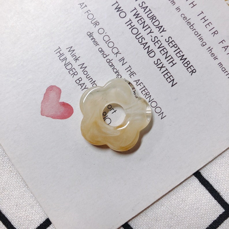 10 pièces pendentif à breloque en résine en forme de fleur, acétate acrylique couleurs fraîches fleur creuse boucle d'oreille charme bijoux à bricoler soi-même image 6