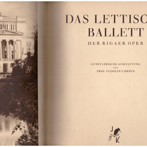 Puede incluir: Una portada de libro vintage con una foto en blanco y negro de un edificio con columnas. El título del libro es "Das Lettische Ballett Der Rigaer Oper" y el texto debajo dice "Künstlerische Ausstattung von Prof. Ludolfs Liberts".
