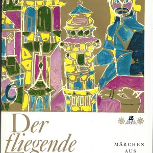 Puede incluir: Una portada de libro con una ilustración colorida de una alfombra voladora, edificios y una persona con una túnica azul. El título del libro es "Der fliegende Teppich" y el texto debajo dice "Märchen aus Kasachstan und Usbekistan".