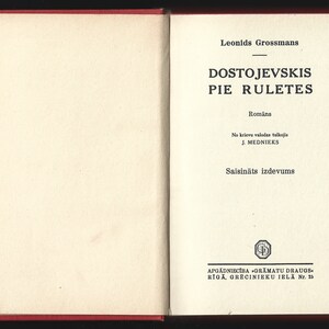 Pode incluir: Uma capa de livro com o título "DOSTOJEVSKIS PIE RULETES" em texto preto sobre fundo branco. O nome do autor, "Leonids Grossmans", está impresso acima do título. O livro é um romance traduzido do russo por J. Mednieks.