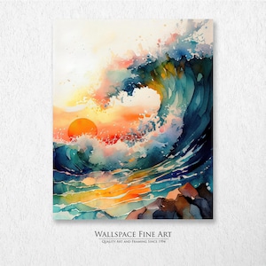 Puede incluir: Pintura acuarela de una gran ola rompiendo contra las rocas con un sol naranja brillante poniéndose en el fondo. La ola está pintada en tonos de azul, verde y blanco, con salpicaduras de rosa y amarillo. El sol es un círculo naranja brillante con un halo rojo. Las rocas son marrones y grises.