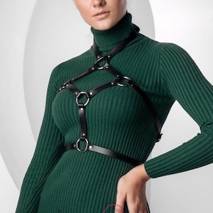 Pettorina gotica in ecopelle: top alla moda, taglie forti