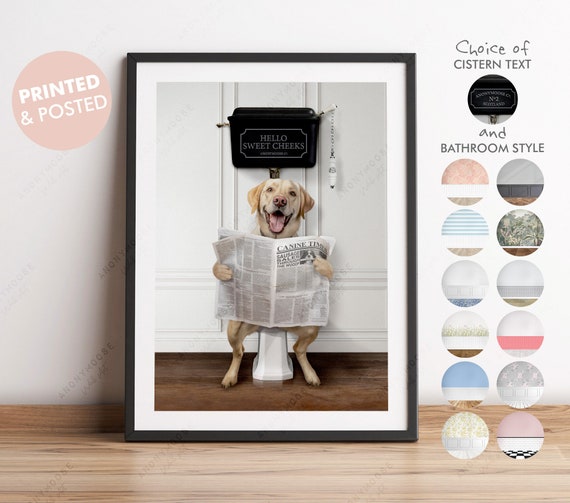Toile Drôle Chien Labrador Jaune Au Téléphone Sur Toilettes - Art Mural Humoristique