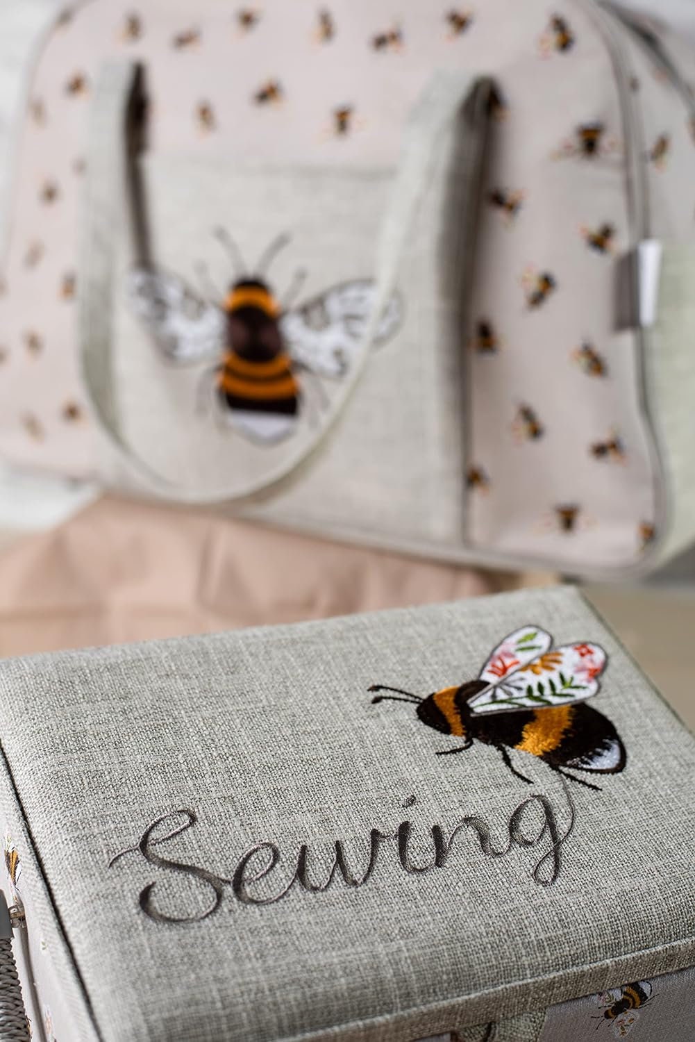 Boîte Rangement Couture Brodée Abeille - Taille Moyenne 18,5x25,5x14,5 Cm - Coton Et Plastique