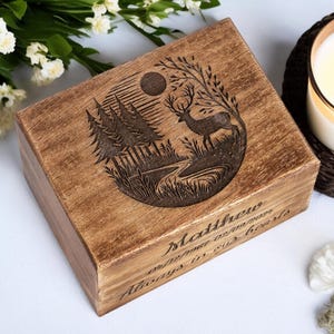 Urna de madera personalizada hecha a mano con escena de ciervo y bosque. Caja de cremación conmemorativa grabada a medida para cenizas humanas o de mascotas. Palisandro rústico.