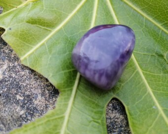Polished Amethyst Tumblestone: Chakra Healing Crystal (25-30mm)