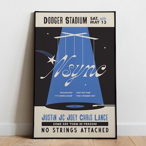 Op de afbeelding: Concertposter voor *NSYNC in Dodger Stadium, 13 mei. Het ontwerp toont een blauwe schijnwerper die de naam van de band verlicht, met songtitels eronder. De namen van de bandleden staan onderaan, met de zin "No Strings Attached".