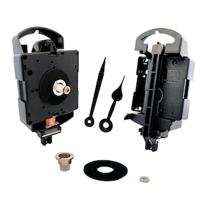 Puede incluir: Un kit de movimiento de reloj de cuarzo negro con dos manecillas, una tuerca de montaje, una arandela y un tornillo pequeño. El movimiento del reloj tiene una etiqueta blanca que dice "UTS QUARTZ MADE IN GERMANY".