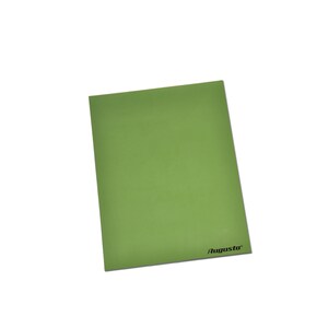 Könnte beinhalten: Eine rechteckige, hellgrüne Mappe oder Dokumentenhülle mit glatter, matter Oberfläche. Das Wort Augusta ist in einer fetten, schwarzen, serifenlosen Schrift in der unteren rechten Ecke des Vorderdeckels in einem leichten Winkel aufgedruckt.