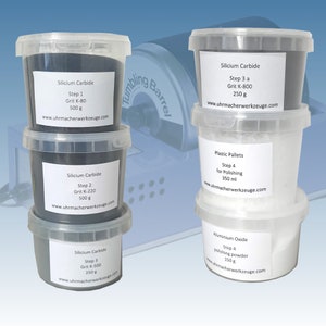 Könnte beinhalten: Eine Sammlung klarer Kunststoffbehälter, gefüllt mit verschiedenen Polierpasten und Schleifmitteln für eine Trommel. Die Behälter sind mit Produktnamen, Körnungen und Gewichten in Gramm beschriftet. Im Hintergrund ist ein verschwommenes Bild einer Trommel.